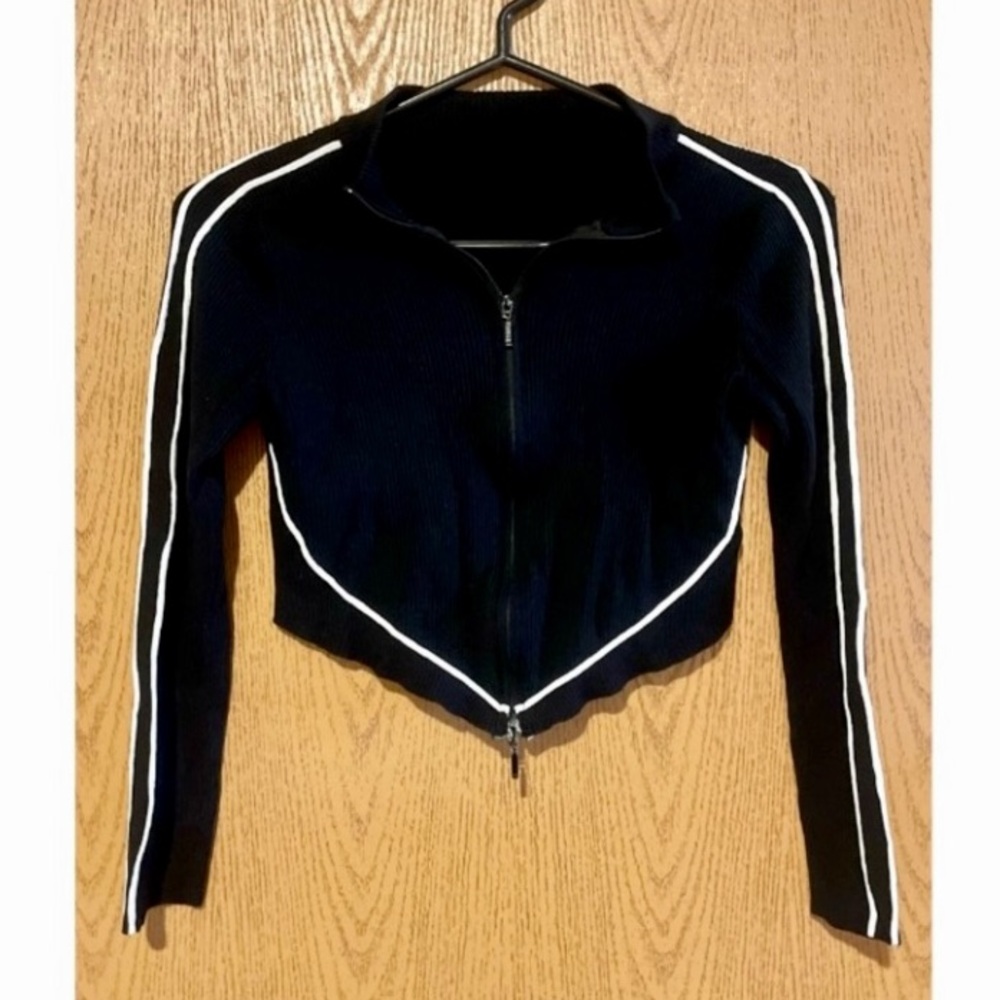 NWOT SUPER CUTE CROP STRETCHY FULL ZIPPER SWEATER WITH WHITE ACCENTS!
